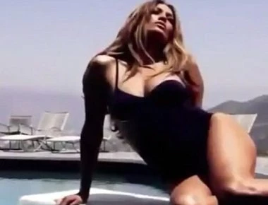 Jennifer Lopez: Ποζάρει πιο αισθησιακή από ποτέ! (φωτό)